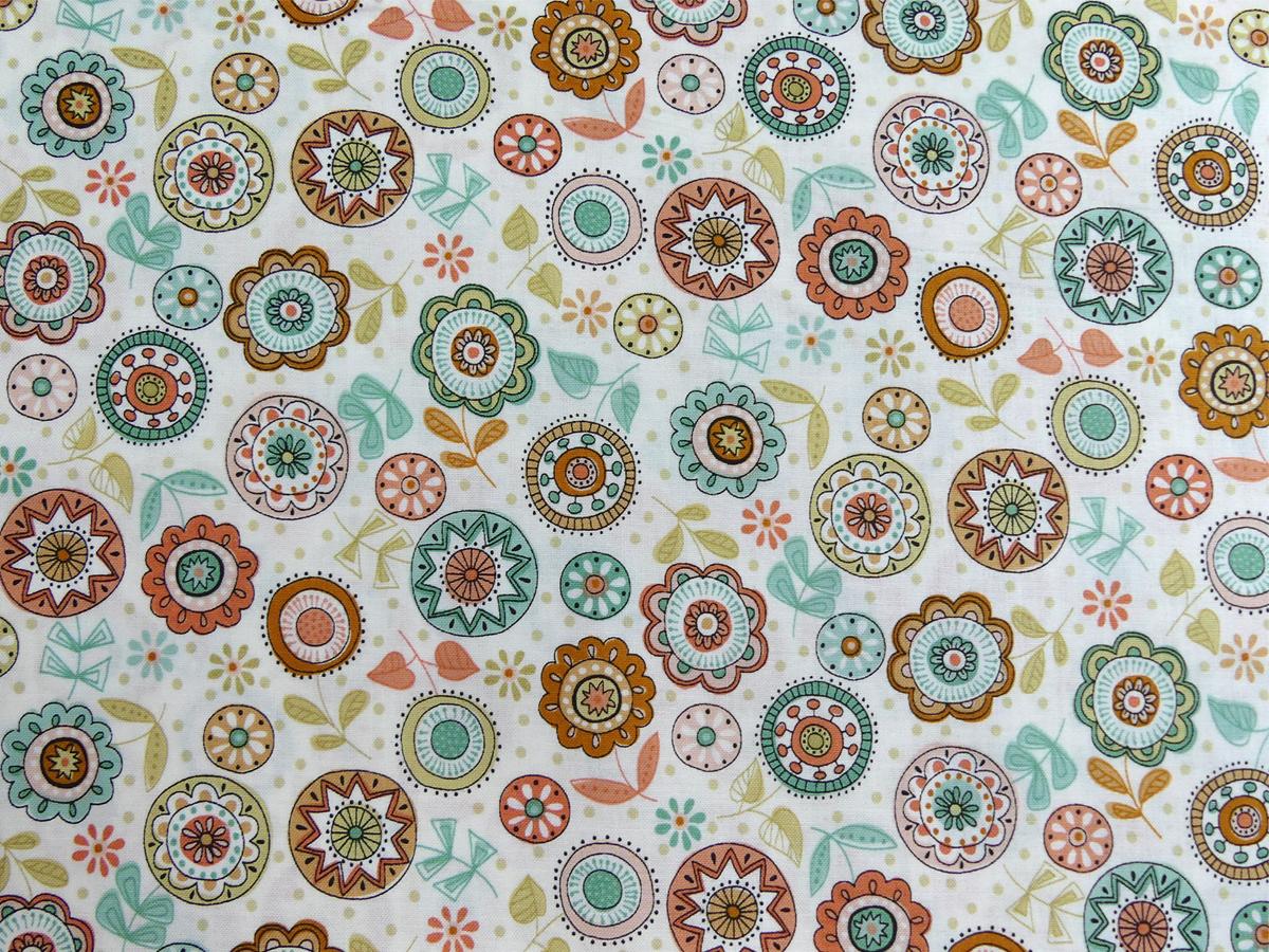 Patchworkstoff aus der Serie Doodle Days mit Kreisen und Blumen auf weißem Untergrund von Makower.
